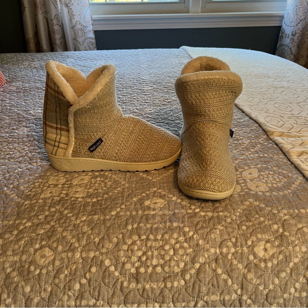 Muk Luks Faux Fur Lined Boots. Size 7-8.